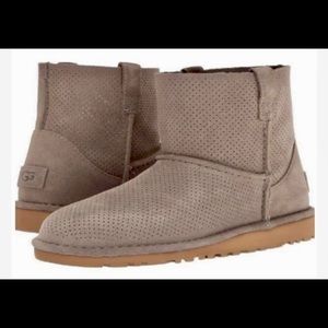 Excellent Ugg Tawny perforated Mini Boot Size 9